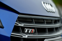 専用デザインのフロントグリルに配される「TTS」のエンブレム。「TTS」では前後バンパーやサイドシル、アルミホイールなども専用デザインとなる。