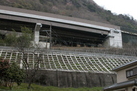 民家の真後ろに中央道とJR中央線。騒音は想像以上にすごく、振動に加え空気汚染も住民を苦しめている。
