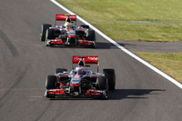 マクラーレンのルイス・ハミルトン（写真後ろ）にとっては忘れたい週末。初日のフリー走行でクラッシュし急きょイギリスから部品を調達。その後ギアボックスに異常が見つかり交換、5グリッド降格し8番グリッドからスタート。レース中はそのギアボックスの3速を失い、なんとか5位でフィニッシュした。ジェンソン・バトン（写真前）は、ハードタイヤでのロングラン作戦もきかず、表彰台を逃し4位。タイトル争いで厳しくなってきた。（写真＝McLaren）