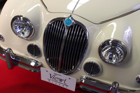 フロントグリルの上部には、京都オパールを使用したブルーの専用エンブレムが添えられる。
    