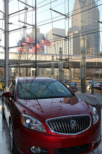 GM本社玄関にディスプレイされた「ビュイック・ヴェラーノ」。地元ミシガン州オリオン・タウンシップ工場で造られている2.4リッター4気筒車である。