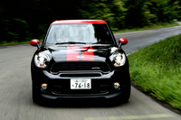 1900rpmの低回転から発生する28.6kgmの最大トルクは、オーバーブースト時には30.6kgmにまで上昇する。
    