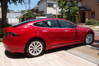 サイドビュー。ボディーサイド下部のロッカーパネルは、これまでブラックだったが、マイナーチェンジを機にボディー同色とされた。