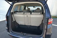 荷室の様子。3列目シートを床下に収納するなどして、容量を拡大できる。
	（写真をクリックするとシートのアレンジが見られます）