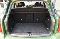 トランク容量は350～450リッター（後席のスライド位置で容量が変わる）。最大で1170リッターまで拡大できる。（クリックすると後席が倒れる様子が見られます）