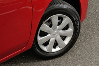 最上級グレードでも、ホイールは、スチールホイールにカバーをかぶせるタイプ（写真）。アルミホイールはディーラーオプションとして用意される。