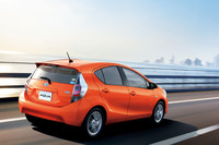 トヨタ、新型ハイブリッド車「アクア」を発売の画像