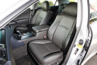 本革仕様には、シートヒーター、ベンチレーション機能が設定される。
