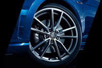 グレーペイントの8J×19アルミホイール。