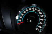 300km/hまで刻まれた速度計。