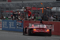 セーフティーカーの導入で一時は順位を落としたNo.38 ZENT CERUMO SC430だが、43周目に再びトップに浮上。今季初優勝を獲得した。