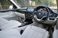 インテリアは、他のBMW車と同じく、複数の面を重ねる「レイヤリング」という手法でデザインされている。照明の色を3色から選択できるアンビエントライトなどを装備。
    