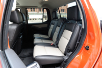 リアシートは前方可倒式。背もたれに連動して座面が沈み込み、フルフラットな「荷物置き場」を作り出す。