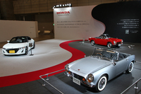 ホンダのテーマは「マイクロスポーツ」。1962年の東京モーターショーに出展されたが、市販化されることなく幻の軽スポーツとなった「スポーツ360」（写真右手前、レプリカ）、64年「S600」（右奥）、そして最新の「S660」（左）の3台を展示。