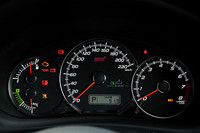 メーターも専用品。220km/hスケールでSTIのロゴ入りとなる。