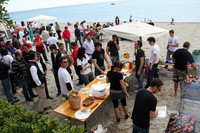 隣町までパレード走行のあと、昼は砂浜でバーベキュー大会。