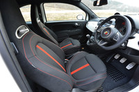 「アバルト500」のインテリア。2013年1月より、日本仕様車のシート地はレザーからファブリックに変更された。あわせて、車両本体価格も引き下げられている。