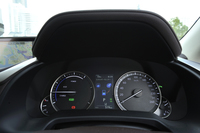 メーターパネルは2眼式。右側は速度計で、左側はハイブリッド車（写真）ではパワーメーター、ガソリンエンジン車ではエンジン回転計になる。