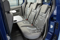 ボディ拡大に伴い、後席の居住空間は前後方向に40mm拡大。社内の計測では、最上級セダンの「ルノー・ヴェルサティス」（日本未導入）と同程度の居住を実現したという。