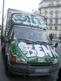 写真5：やけのやんぱち風「フォード・トランジット」。（フランス・パリ）