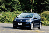 こちらはベーシックな「move up!（ムーブ アップ！）」に用意される2ドアモデル。ボディーカラーは写真の「ナイトブルーメタリック」を含む6色から選べる。
【スペック】move up!（2ドア）：全長×全幅×全高＝3545×1650×1495mm／ホイールベース＝2420mm／車重＝900kg／駆動方式＝FF／1リッター直3DOHC12バルブ（75ps/6200rpm、9.7kgm/3000-4300rpm）／価格＝149万円（テスト車＝156万5600円／カーナビゲーションシステム＋取り付けキット＝5万8800円／カーナビゲーションシステム用カバー＝3150円／ETC車載器＝1万3650円）