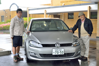 新型「ゴルフ」を囲んで。自動車テクノロジーライターの松本英雄氏（写真左）と、自動車評論家 徳大寺有恒氏（写真右）。
    