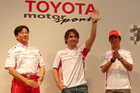 写真左から、新居章年氏、ティモ・グロック、小林可夢偉。2人のドライバーが観客のなかから10名を抽選。日本GP観戦チケットがその場でプレゼントされた。