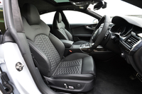 スポーティーな「RSシート」の表皮は上質なバルコナレザー。ハニカムパターンのステッチが印象的。