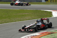 フロントローを独占したマクラーレンの2台。今年どのチームも成し遂げていない1-2フィニッシュも夢ではなかったが、33周目、2位を走るジェンソン・バトンのマシン（写真後ろ）がバックストレートで突如スローダウン、リタイアに。トップのハミルトン（同前）は、終盤セルジオ・ペレスのザウバーに追われるも、十分なマージンを築いたおかげで1位のままゴールした。（Photo=McLaren）