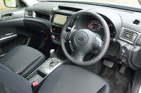 インテリアの変更は、新デザインのスポーツルミネセントメーター、パドルシフトの採用など。