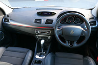 一部改良によりダッシュボードに赤いラインを追加。ステアリングホイールにも、同じく赤のステッチが施されている。