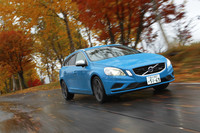 ボディーカラーはR-DESIGN専用色の「レーベル・ブルー」。