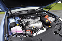 2.5リッターガソリンエンジンにモーターを組み合わせる新型「カムリ」の心臓部。システム全体で205psの最高出力を発生する。