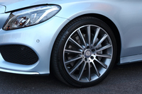 撮影車の「C250」は225/40R19サイズのタイヤを装備していたが、本国仕様では、同車の足元は6.5J×16インチのアルミホイールに、205/60R16サイズのタイヤの組み合わせが標準となる。
    