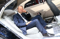 GEAのリアシートに収まるヴォルフガング・エッガー氏。LG製スマートフォンのアプリを通して、シートや空調、ドア開閉、インフォテインメントシステムを操作できる。