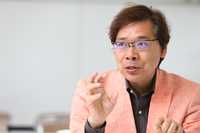 「新型『アクセラ』に乗って、元気になってほしい」と猿渡主査。