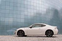 重心の低さを強調するエクステリアは、サイドウィンドウグラフィックスなど、各所に往年のスポーツカー「トヨタ2000GT」のデザイン要素も盛り込まれた。