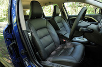 専用の本革シート、ドアパネルには、ヨットのセールをイメージさせるジグザグのステッチが施される。
    