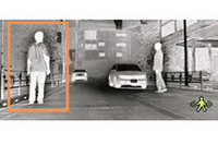 
	オプションで用意される「インテリジェント・ナイトビジョンシステム」（57万7500円）。インパネ上部のヘッドアップディスプレイに遠赤外線カメラの映像を映し、車両進路上の歩行者や横断中の歩行者を検知した場合に、喚起音と強調枠表示でドライバーに伝える（写真はわかりやすいように強調されているもの）。
	 