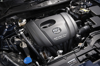 1.3リッター直4ガソリンエンジン。新型「デミオ」にはこのほか、直噴の1.5リッター直4ディーゼルターボがラインナップされる。
    
