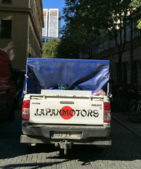 これはドイツのフランクフルト・アム・マインで見かけた「トヨタ・ハイラックス」。記されている店名は、海外でデフォルトの“日本風書体”である。