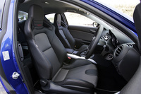 「Type RS」には、本革とファブリックのRECARO製バケットシートが装備される。これは、RECARO社と共同開発した「RX-8」専用シートで、赤いステッチが施される。