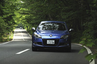 「プレミアムライン」に比べ、フロントのスプリングレートを19％、リアのスプリングレートを10％高めた「GTライン」。全高も12mm低くなり、タイヤサイズも205/50R17となる（プレミアムラインは205/55R16）。
