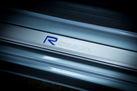 フロントドアを開けると、サイドシルにも「R-DESIGN」のロゴ。