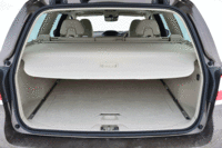 後席や助手席を倒すことで、さまざまなサイズ・形状の荷物に対応するラゲッジスペース。フロアには、ゴムベルトで積荷を安定させる「グロサリーバッグ・ホルダー」も備わる。（写真をクリックすると荷室のアレンジが見られます）
    