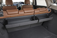 リアシートの後方に設けられたマルチユースバスケット。使わないときは畳んでおくことができる。
    