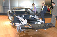 SLRマクラーレンの骨。ボディシェルはカーボンファイバー、エンジンマウントはアルミ合金でつくられる。
