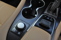 運転席と助手席のシート間には、インフォテインメントシステムの直感的な操作をうたうリモートタッチのスイッチ（写真右）や、走行モードの選択スイッチ（写真左）がレイアウトされる。