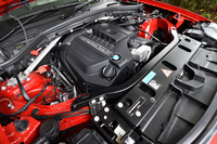 3リッター直6ターボエンジンは306psと40.8kgmを発生する。JC08モード燃費は12.1km/リッター。