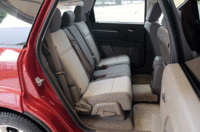 2列目シートには、シートバックにあるレバーでシートクッションが跳ね上がり、シートを前方にスライドさせることで、3列目シートへの乗降がスムーズにおこなえる“Tilt'n Slide”機能が備わる。写真をクリックすると、“Tilt'n Slide”が見られます。